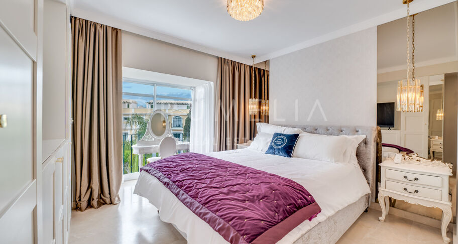 Współczesny apartament typu triplex z prywatnym barem na dachu w Aloha Gardens