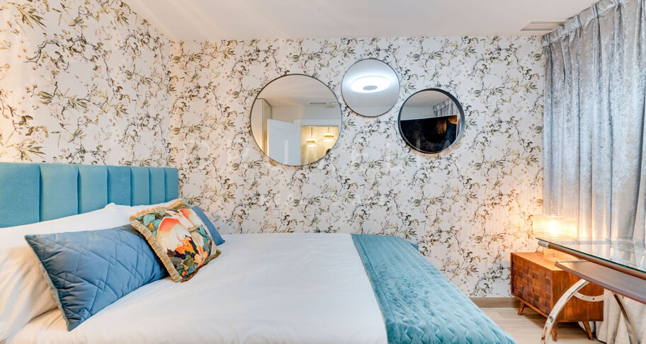 Współczesny apartament typu triplex z prywatnym barem na dachu w Aloha Gardens
