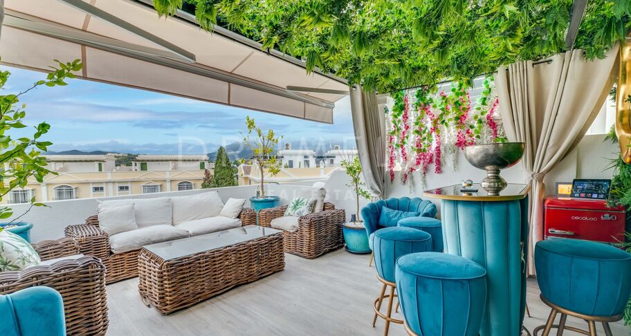 Współczesny apartament typu triplex z prywatnym barem na dachu w Aloha Gardens