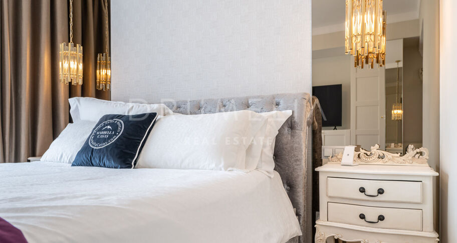 Współczesny apartament typu triplex z prywatnym barem na dachu w Aloha Gardens