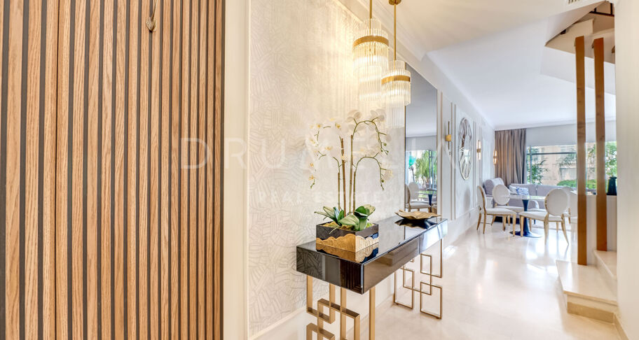 Współczesny apartament typu triplex z prywatnym barem na dachu w Aloha Gardens