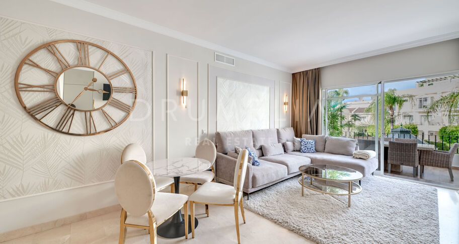 Współczesny apartament typu triplex z prywatnym barem na dachu w Aloha Gardens