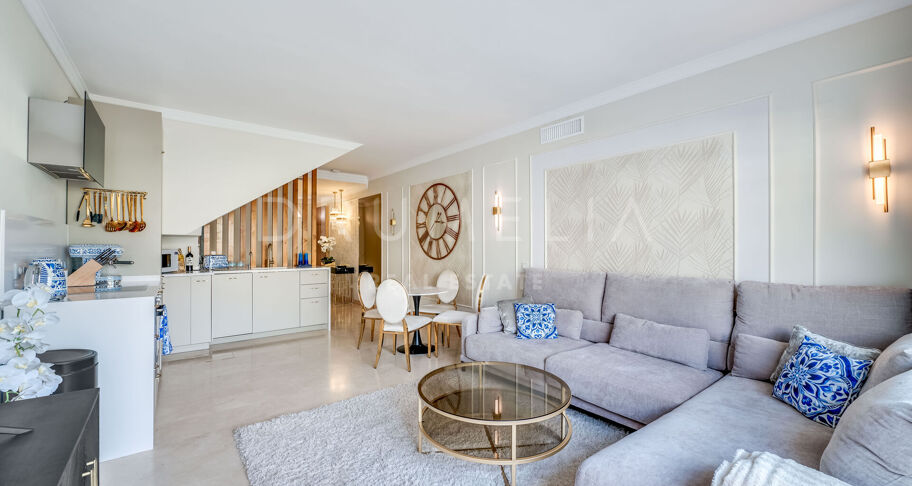 Współczesny apartament typu triplex z prywatnym barem na dachu w Aloha Gardens