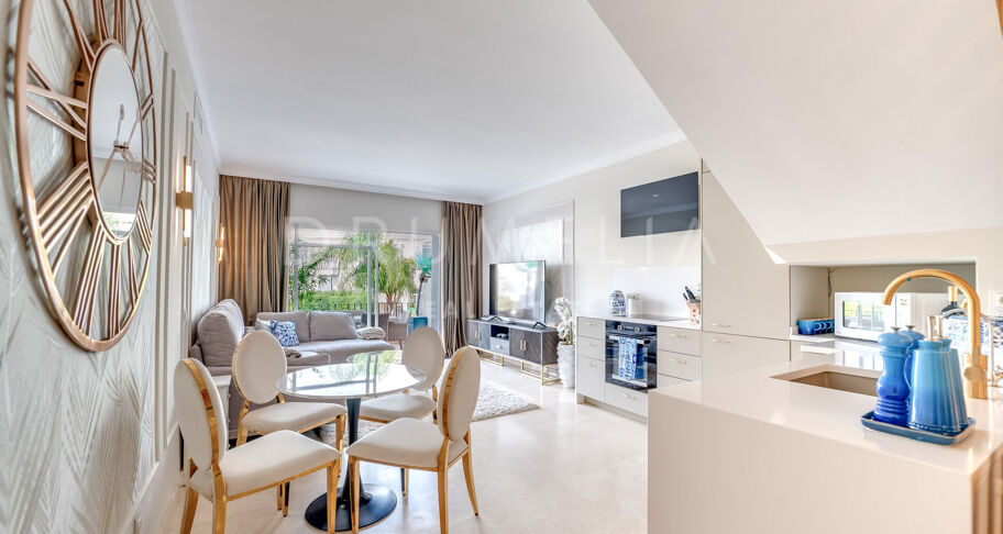 Współczesny apartament typu triplex z prywatnym barem na dachu w Aloha Gardens