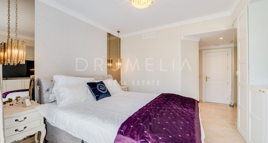 Współczesny apartament typu triplex z prywatnym barem na dachu w Aloha Gardens