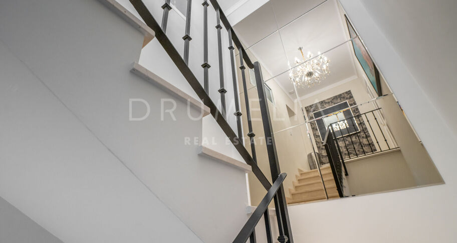 Współczesny apartament typu triplex z prywatnym barem na dachu w Aloha Gardens
