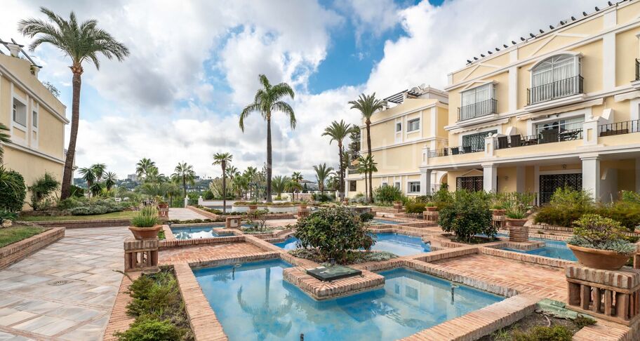 Współczesny apartament typu triplex z prywatnym barem na dachu w Aloha Gardens