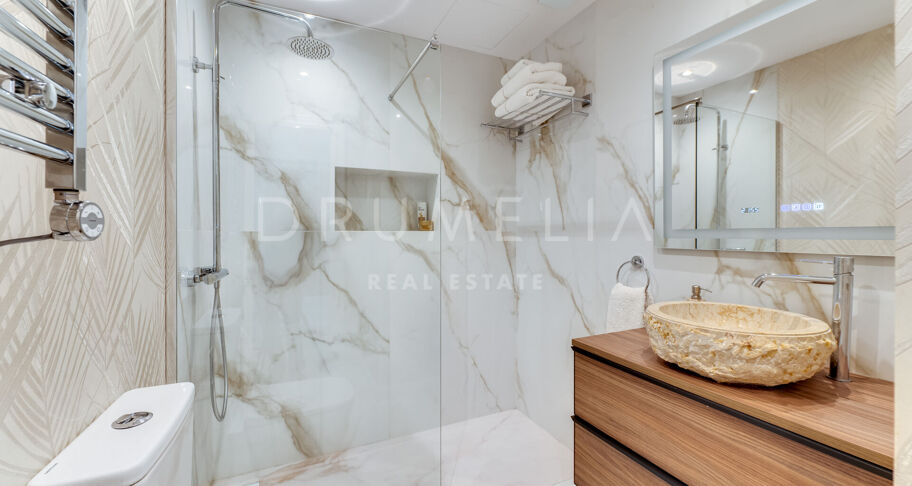 Współczesny apartament typu triplex z prywatnym barem na dachu w Aloha Gardens