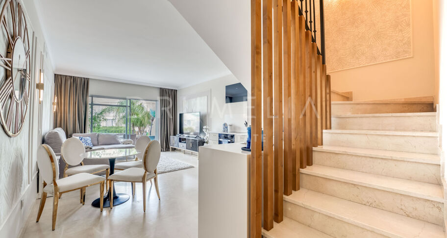 Współczesny apartament typu triplex z prywatnym barem na dachu w Aloha Gardens