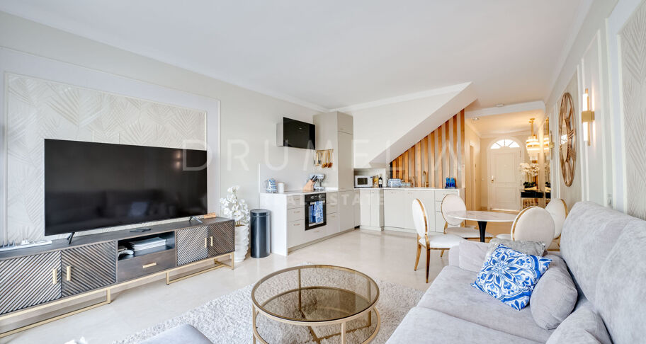 Współczesny apartament typu triplex z prywatnym barem na dachu w Aloha Gardens
