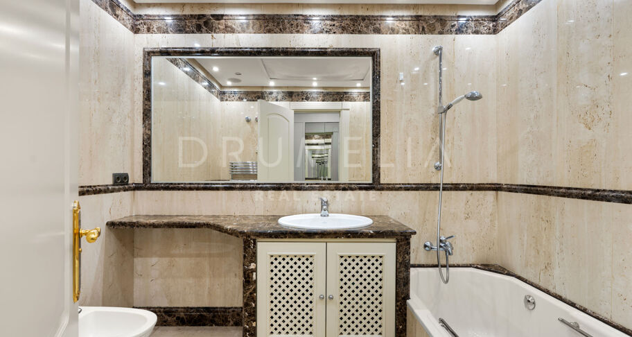 Apartamento en planta baja cerca de la playa y servicios en Casa Nova, Puerto Banús