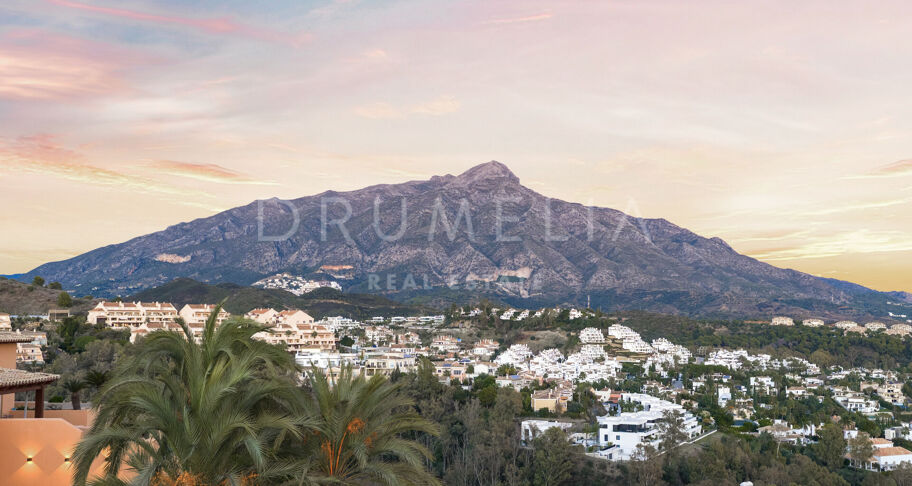 Duplex penthouse in La Cerquilla met zee- en bergzicht