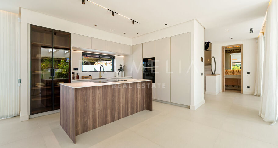 Elegant contemporary villa in Linda Vista Baja, San Pedro de Alcántara
