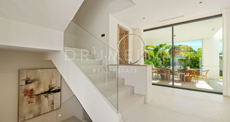 Elegant contemporary villa in Linda Vista Baja, San Pedro de Alcántara