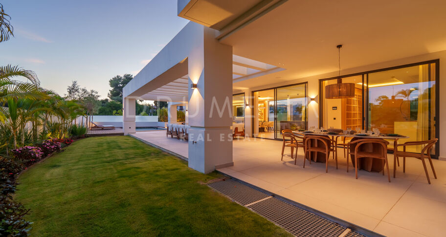 Elegant contemporary villa in Linda Vista Baja, San Pedro de Alcántara