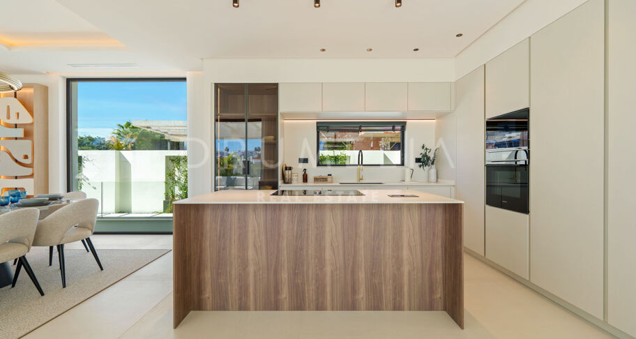 Elegant contemporary villa in Linda Vista Baja, San Pedro de Alcántara