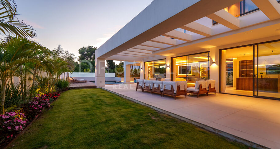 Elegant contemporary villa in Linda Vista Baja, San Pedro de Alcántara