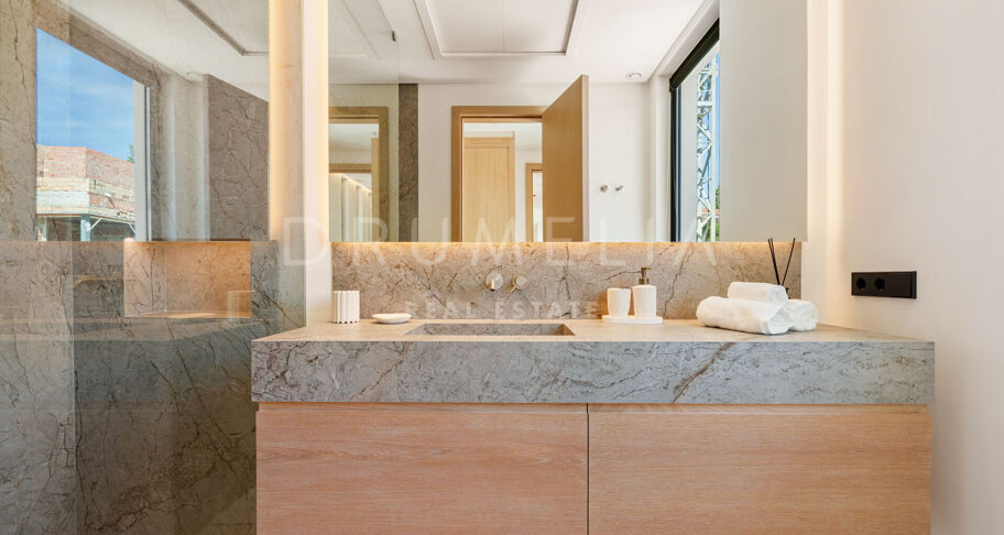 Elegant contemporary villa in Linda Vista Baja, San Pedro de Alcántara