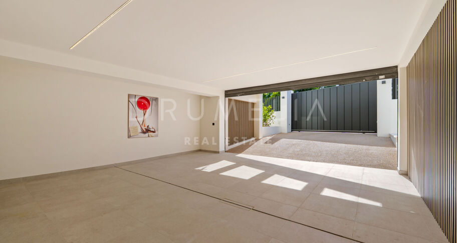 Elegant contemporary villa in Linda Vista Baja, San Pedro de Alcántara
