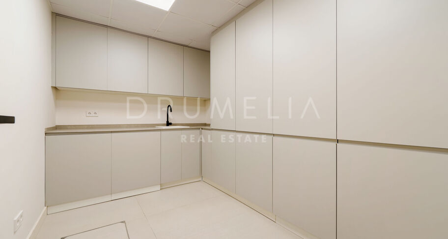 Elegant contemporary villa in Linda Vista Baja, San Pedro de Alcántara
