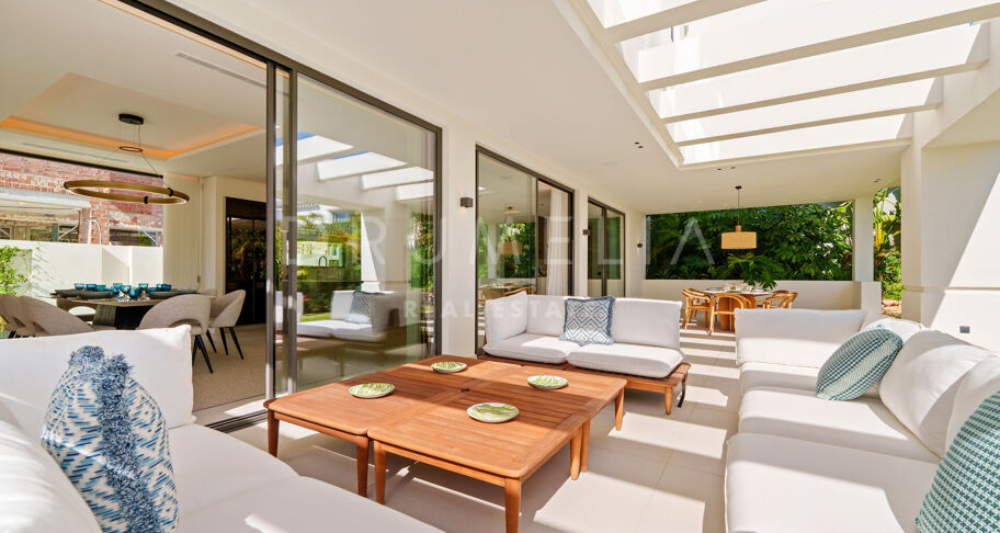 Elegant contemporary villa in Linda Vista Baja, San Pedro de Alcántara