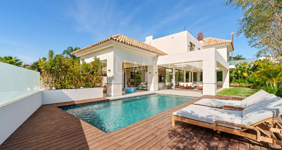 Elegant contemporary villa in Linda Vista Baja, San Pedro de Alcántara