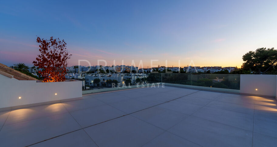 Elegant contemporary villa in Linda Vista Baja, San Pedro de Alcántara