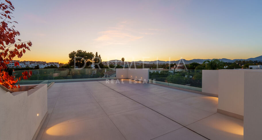 Elegant contemporary villa in Linda Vista Baja, San Pedro de Alcántara