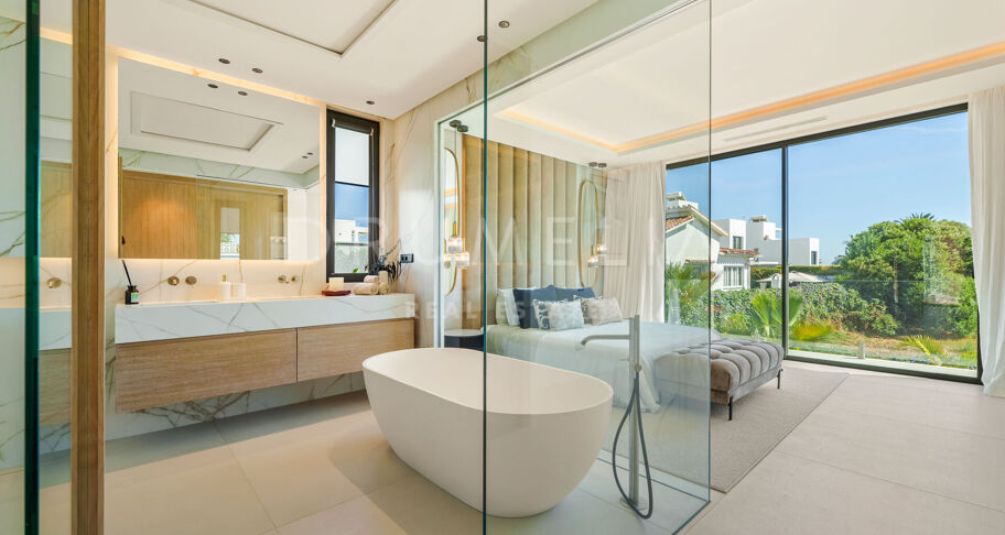 Elegant contemporary villa in Linda Vista Baja, San Pedro de Alcántara
