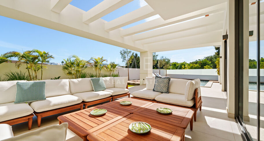Elegant contemporary villa in Linda Vista Baja, San Pedro de Alcántara
