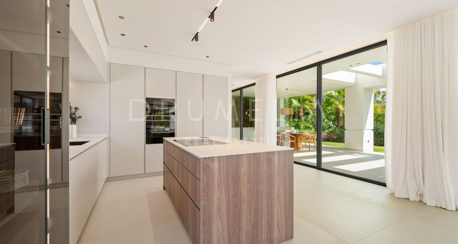Elegant contemporary villa in Linda Vista Baja, San Pedro de Alcántara