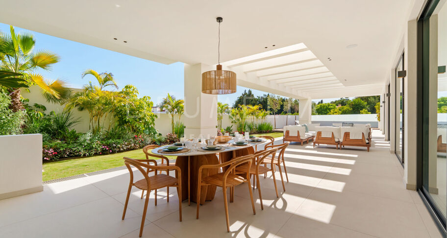 Elegant contemporary villa in Linda Vista Baja, San Pedro de Alcántara