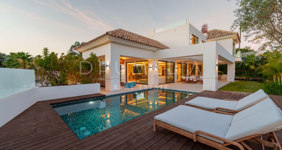Elegant contemporary villa in Linda Vista Baja, San Pedro de Alcántara