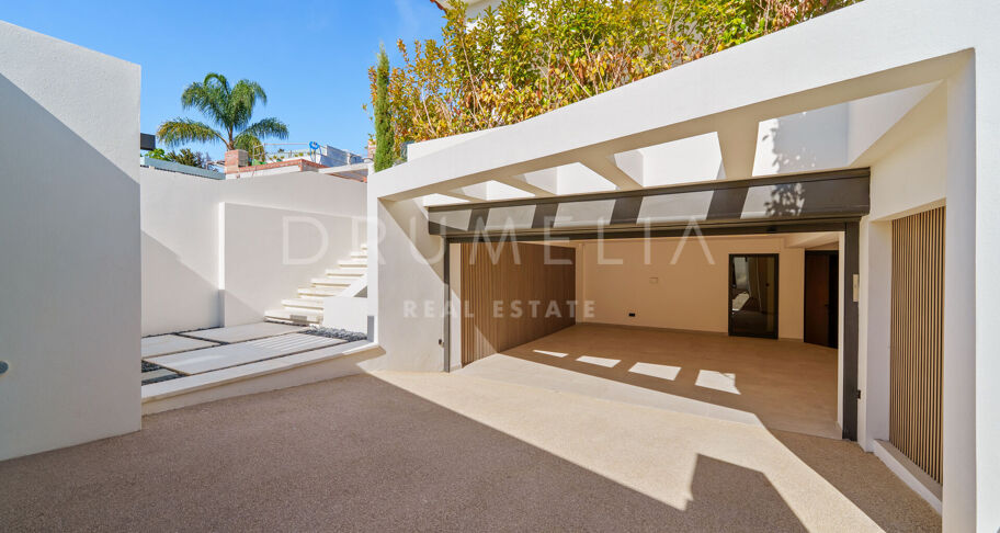 Elegant contemporary villa in Linda Vista Baja, San Pedro de Alcántara