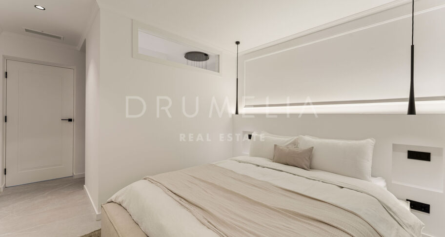 Moderne Duplex med Havutsikt i Las Colinas de Marbella, Benahavís