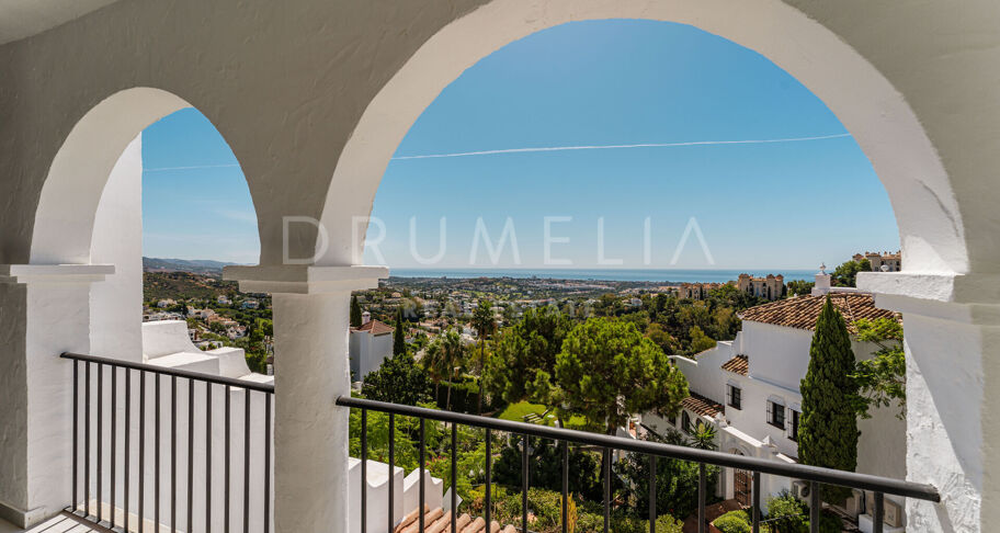 Moderne Duplex med Havutsikt i Las Colinas de Marbella, Benahavís