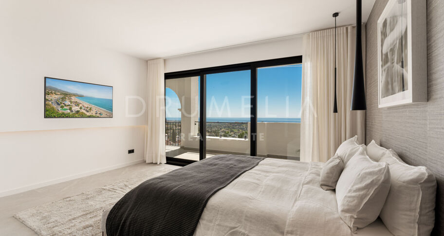 Moderne Duplex med Havutsikt i Las Colinas de Marbella, Benahavís