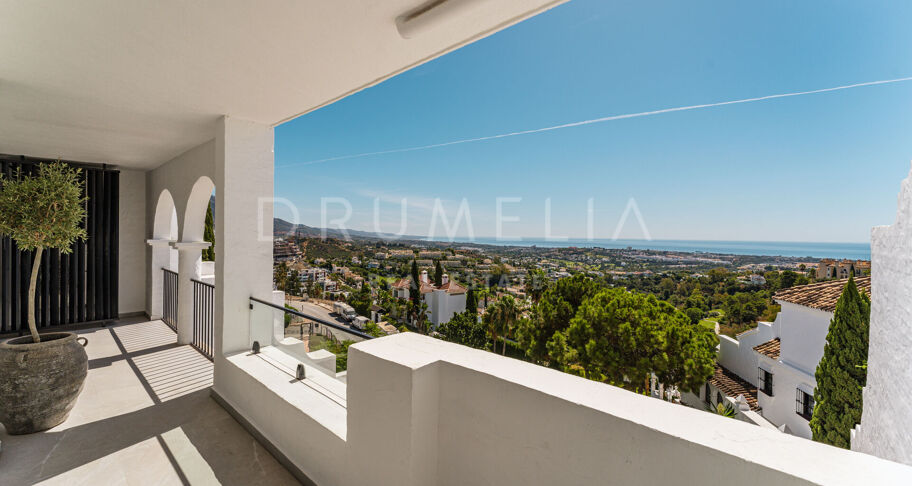 Moderne Duplex med Havutsikt i Las Colinas de Marbella, Benahavís