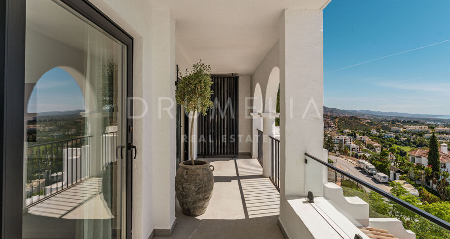 Moderne Duplex med Havutsikt i Las Colinas de Marbella, Benahavís