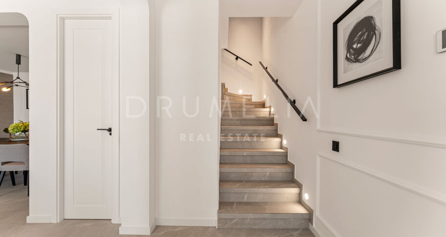 Moderne Duplex med Havutsikt i Las Colinas de Marbella, Benahavís