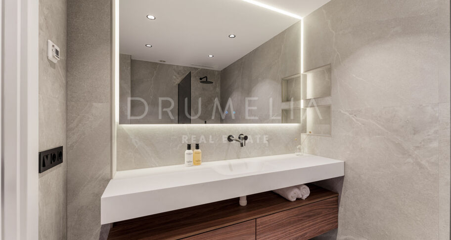 Moderne Duplex med Havutsikt i Las Colinas de Marbella, Benahavís