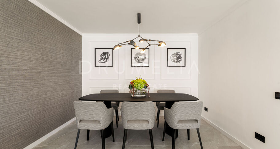 Moderne Duplex med Havutsikt i Las Colinas de Marbella, Benahavís