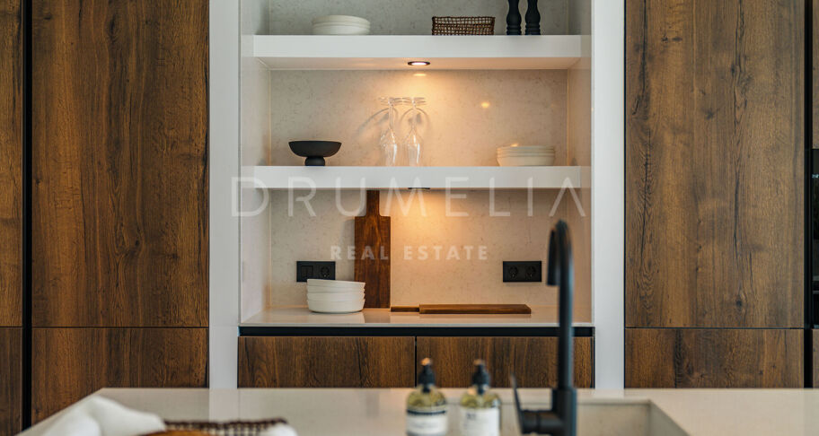 Moderne Duplex med Havutsikt i Las Colinas de Marbella, Benahavís