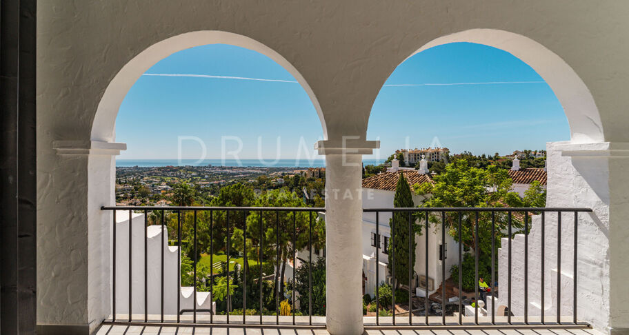 Moderne Duplex med Havutsikt i Las Colinas de Marbella, Benahavís
