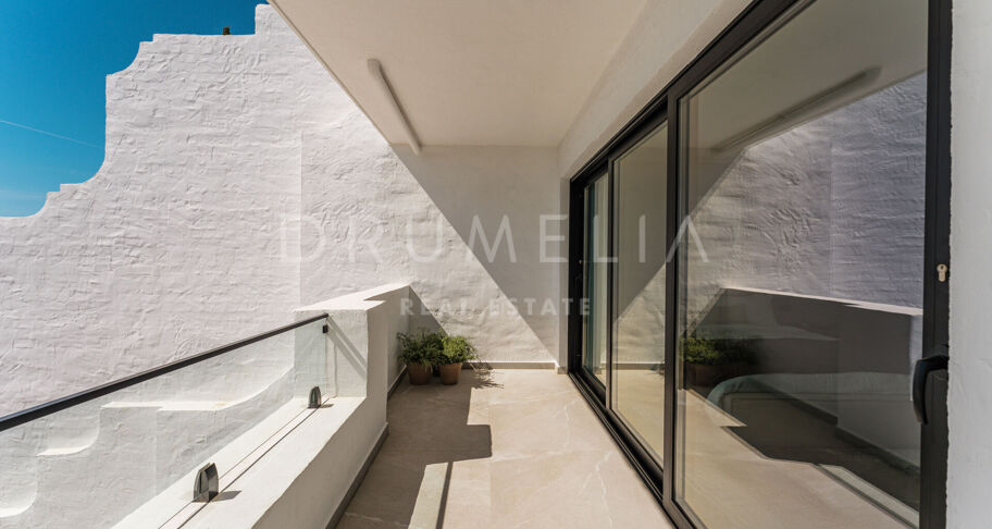 Moderne Duplex med Havutsikt i Las Colinas de Marbella, Benahavís