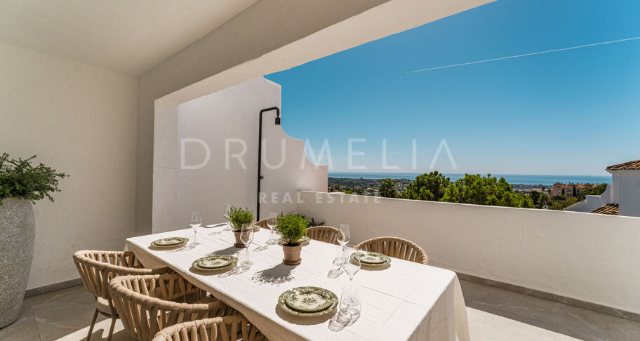 Moderne Duplex med Havutsikt i Las Colinas de Marbella, Benahavís