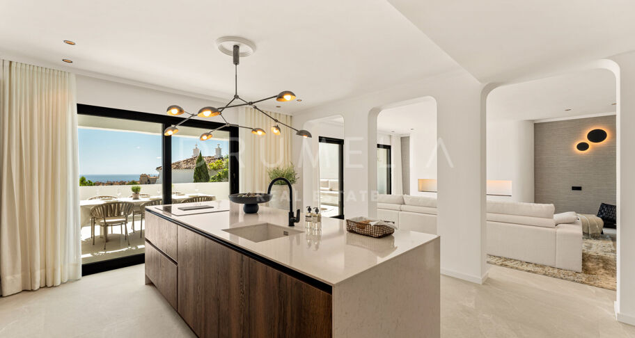 Moderne Duplex med Havutsikt i Las Colinas de Marbella, Benahavís
