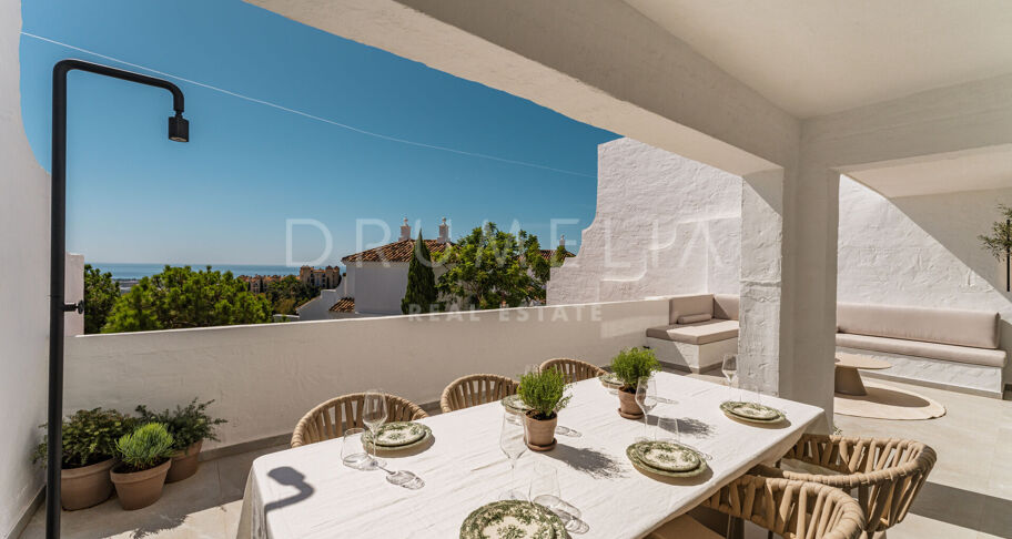 Moderne Duplex med Havutsikt i Las Colinas de Marbella, Benahavís