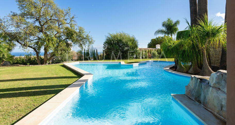 Mediterrane Villa in Cascada de Camoján mit Panoramameerblick