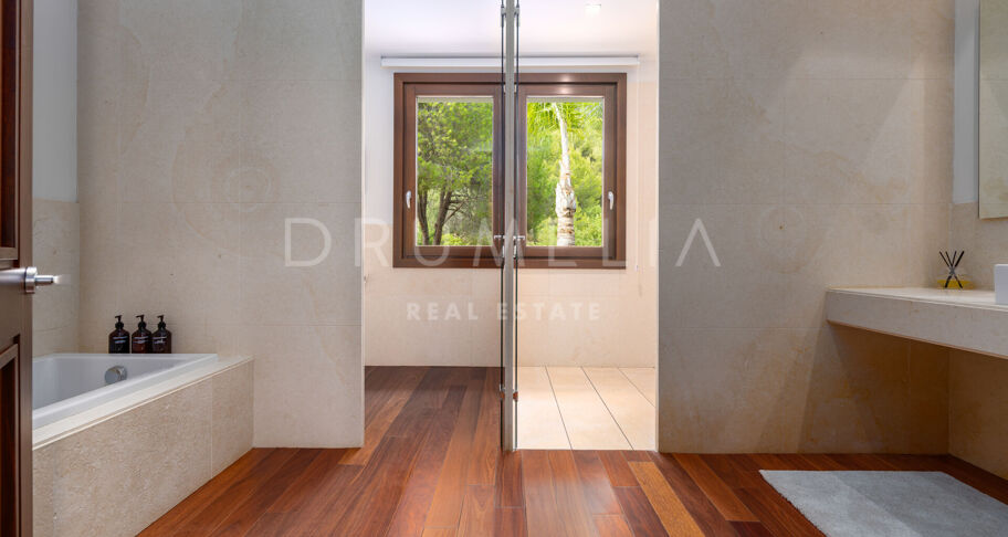 Mediterrane Villa in Cascada de Camoján mit Panoramameerblick